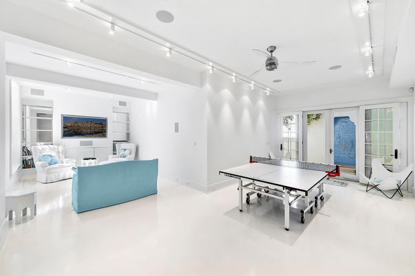 Game Room, Interior