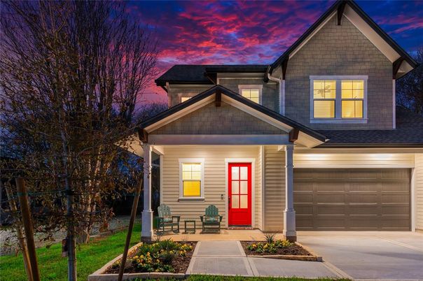 Attached, Exterior, Facade, American Craftsman