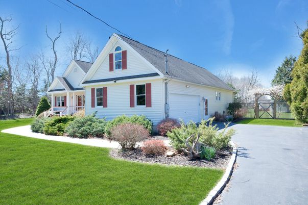 Attached, Exterior, Facade, Farmhouse