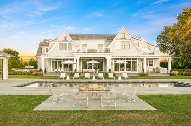 Exterior, Facade, Pool, Farmhouse