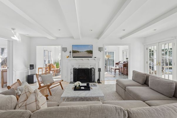 Fireplace, Interior, Living room, Piano, Recessed Lighting
