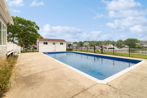 Exterior, Pool