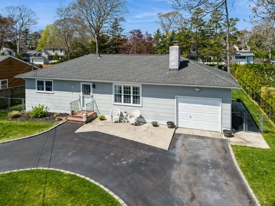 Attached, Exterior, Facade, Cape Cod