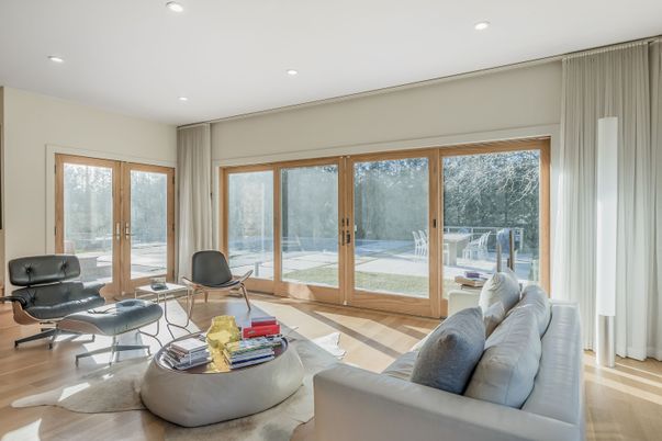 Interior, Living room, Recessed Lighting, Sun Room, Wood Texture Flooring