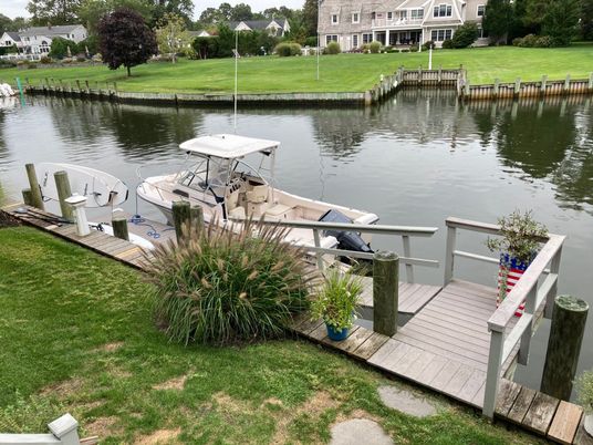 Exterior, Lake
