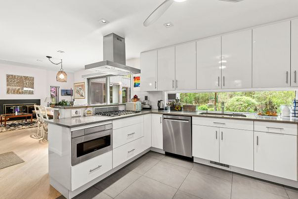 Dining room, Interior, Kitchen, Pendant Lights, Recessed Lighting, Stainless Steel Appliances