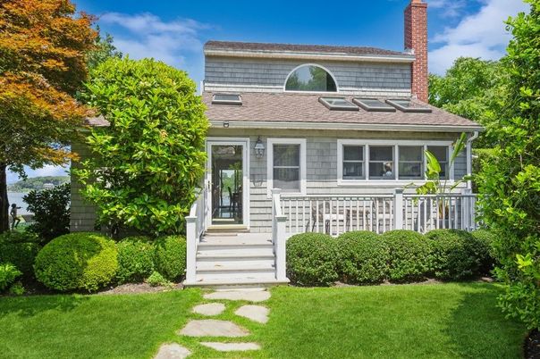 Exterior, Facade, American Foursquare