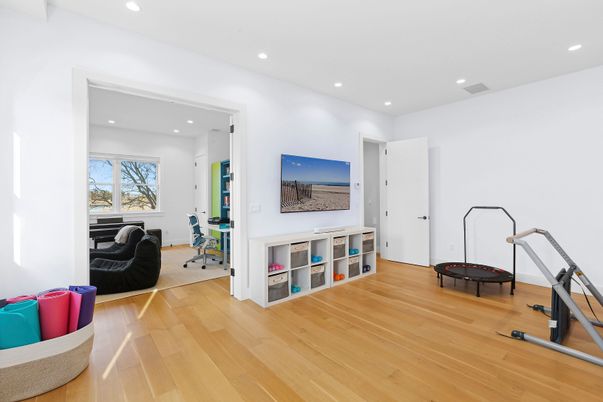 Fitness Equipment, Interior, Recessed Lighting, Wood Texture Flooring