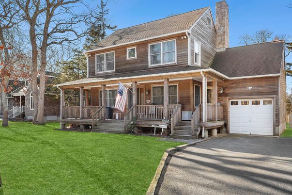 Attached, Exterior, Facade, American Foursquare