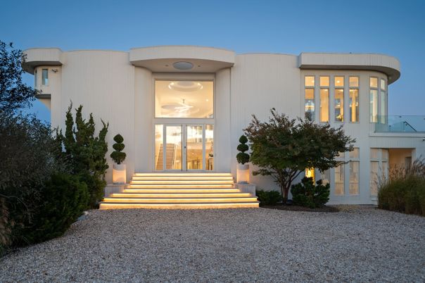 Exterior, Facade, Modern