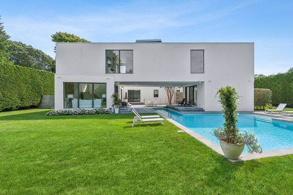 Backyard, Exterior, Facade, Pool, Modern