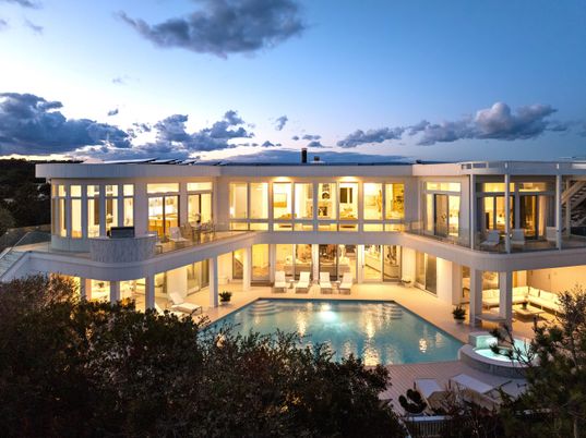 Exterior, Facade, Pool, Modern