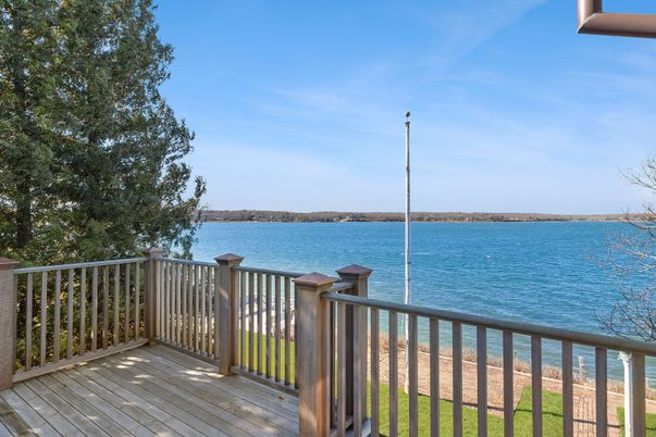 Exterior, Lake