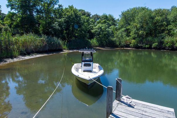 Exterior, Lake
