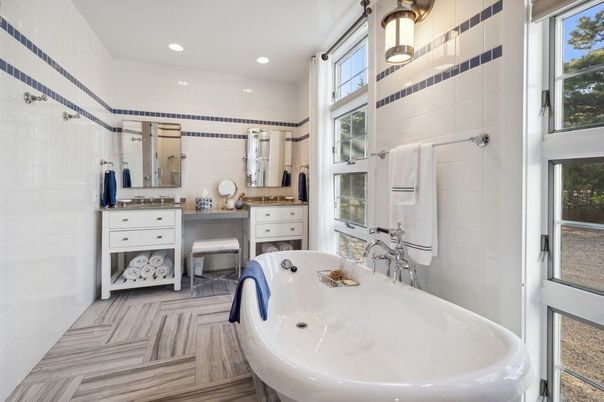 Bathroom, Dual Sink Vanities, Interior, Recessed Lighting