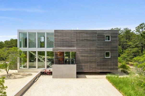 Exterior, Facade, Modern