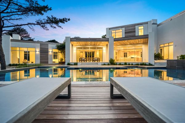 Exterior, Facade, Pool, Modern