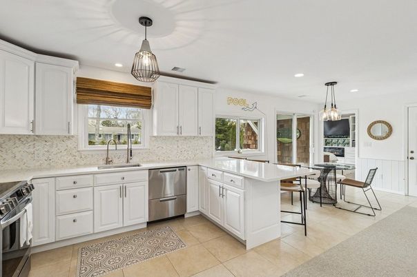 Dining room, Interior, Kitchen, Pendant Lights, Recessed Lighting, Stainless Steel Appliances