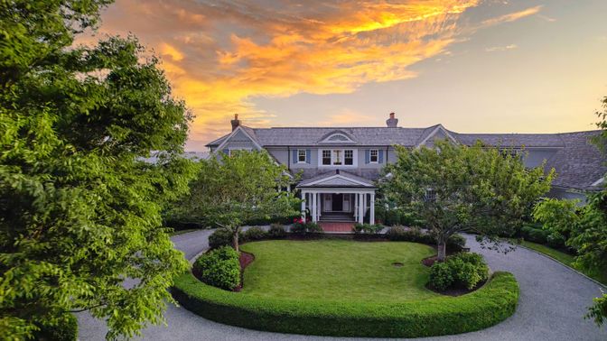 Backyard, Exterior, Facade, Queen Anne Victorian