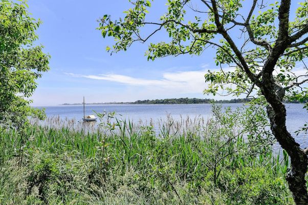 Exterior, Lake