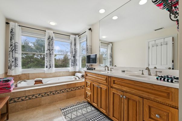 Bathroom, Dual Sink Vanities, Interior, Recessed Lighting