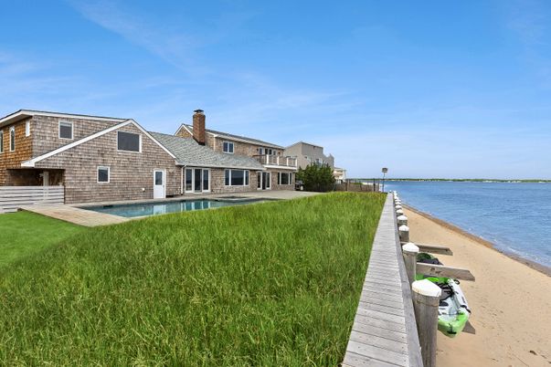 Exterior, Lake