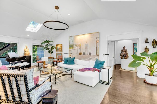 Interior, Living room, Pendant Lights, Piano, Recessed Lighting, Wood Texture Flooring