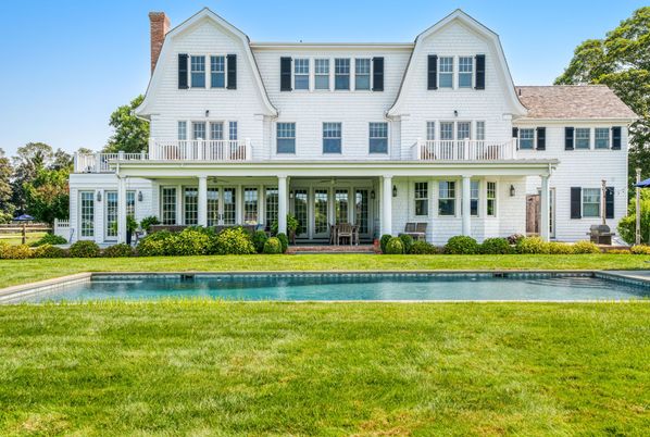 Exterior, Facade, Pool, Farmhouse