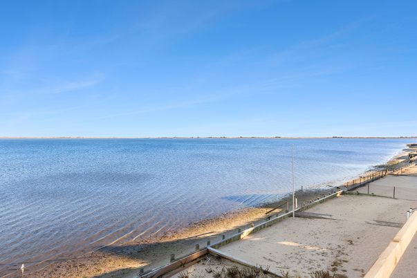 Exterior, Lake