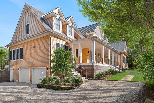 Attached, Exterior, Facade, Brick Facade, Queen Anne Victorian