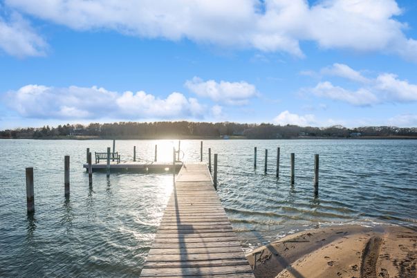 Exterior, Lake