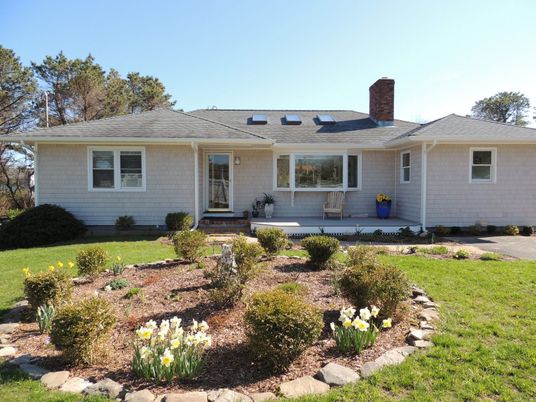 Exterior, Facade, Ranch