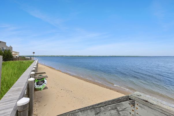 Exterior, Lake