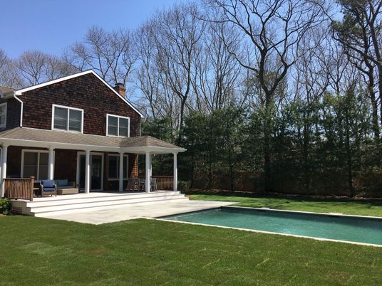 Exterior, Facade, Pool, Ranch