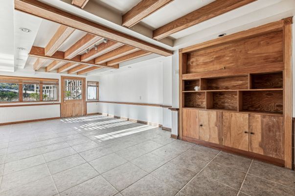 Empty room, Interior, Wooden Beams