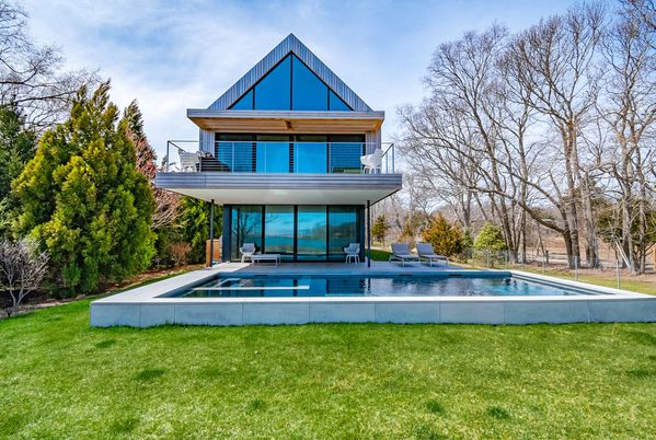 Backyard, Exterior, Facade, Pool, Modern