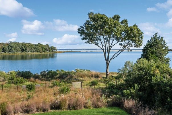 Exterior, Lake