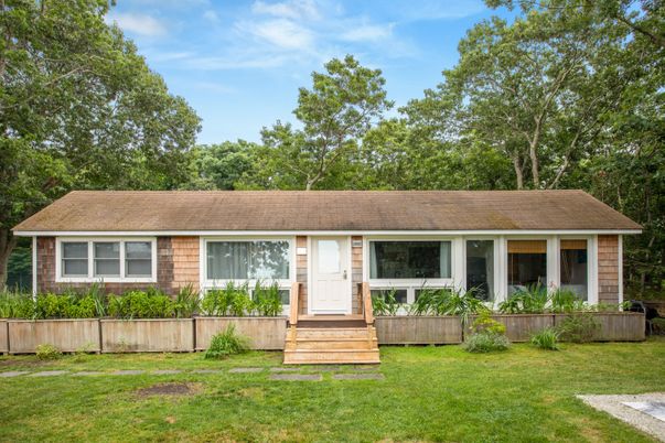Exterior, Facade, Ranch