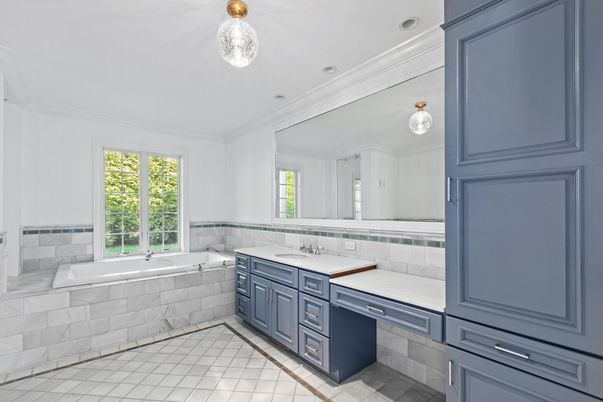 Bathroom, Dual Sink Vanities, Interior, Recessed Lighting