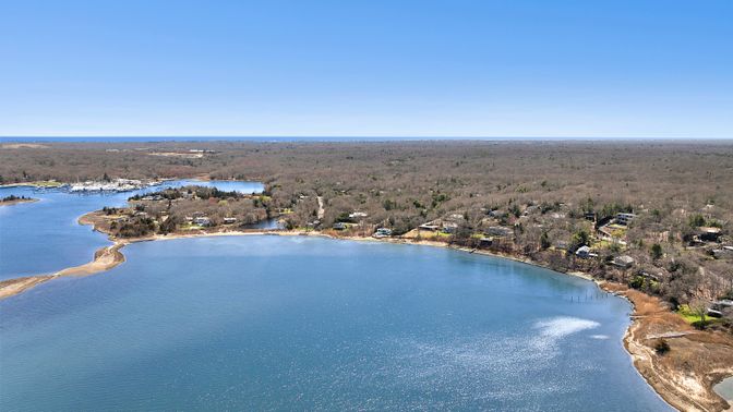 Exterior, Lake