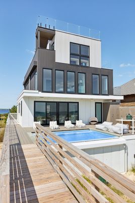 Exterior, Facade, Pool, Modern