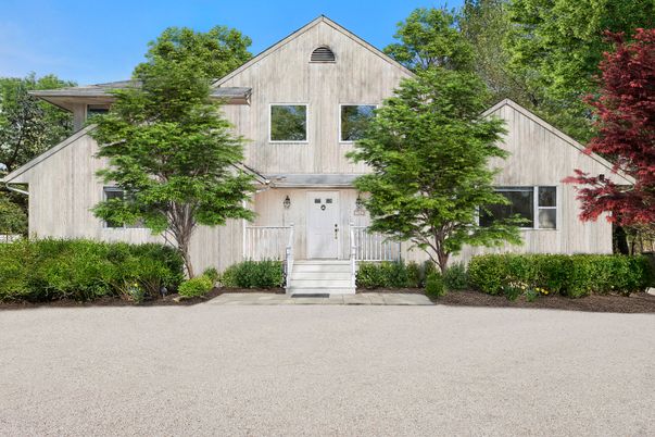 Exterior, Facade, Farmhouse