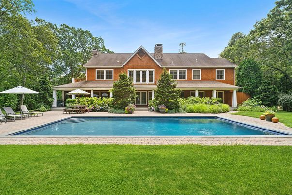 Exterior, Facade, Pool, Georgian