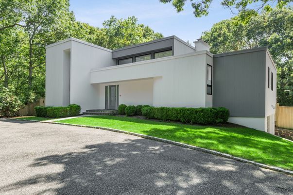 Exterior, Facade, Modern