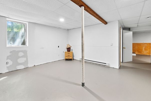 Empty room, Interior, Recessed Lighting, Wooden Beams