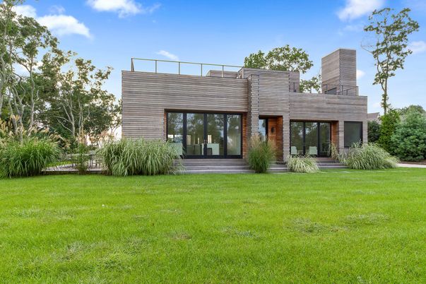 Backyard, Exterior, Facade, Brick Facade, Modern
