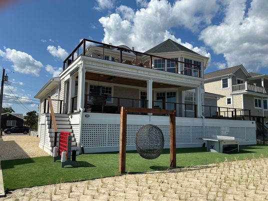 Attached, Exterior, Facade, Queen Anne Victorian