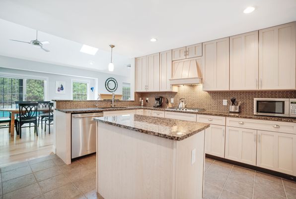 Dining room, Interior, Kitchen, Pendant Lights, Recessed Lighting, Stainless Steel Appliances