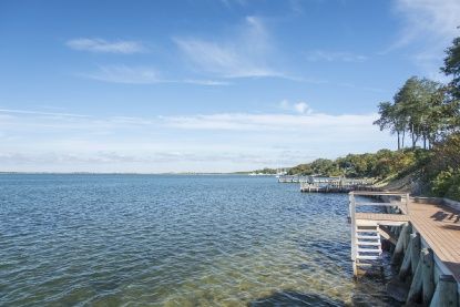 Exterior, Lake