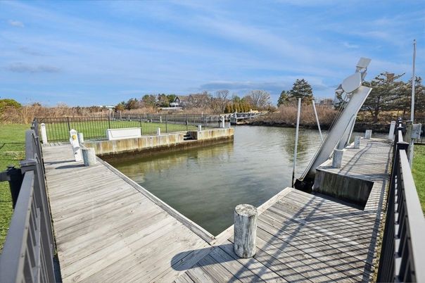 Exterior, Lake